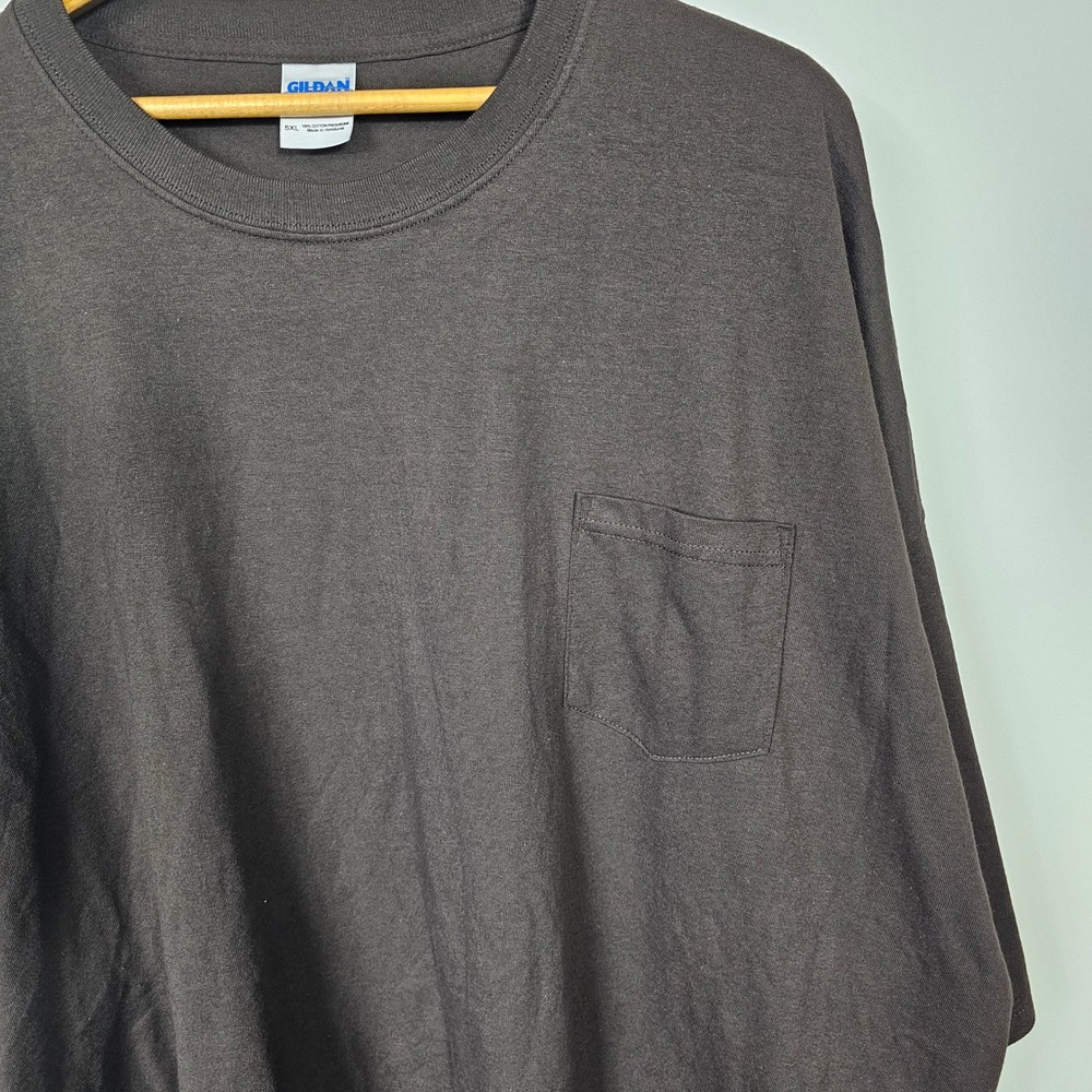 NEW Gildan Ultra Cotton Pocket T-Shirt 5XL Brown Relaxed Fit Menswear Casual - Picture 3 of 9